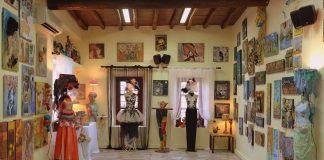 Εικαστικές και χρηστικές δημιουργίες της Καρμέλλας Στεφάνου στη Σύρο