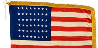 Στα 162.500 δολάρια η ιστορική αμερικανική σημαία που υψώθηκε κατά την Απόβαση στη Νορμανδία