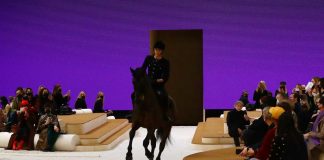 Άλογο στην επίδειξη του γαλλικού οίκου μόδας Chanel