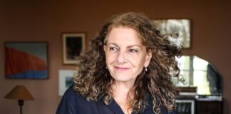 Η “άκρα ταπείνωση” της Ρέας Γαλανάκη έρχεται στο θέατρο Θησείον