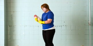 «Τα πήρες όλα κι έφυγες (*Everything but the kitchen sink) στο θέατρο ΚΑΜΙΡΟΣ