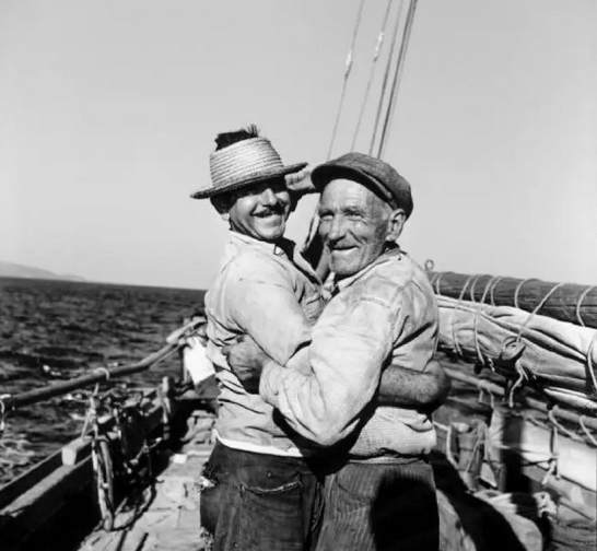 Σποράδες, 1963. Ο καπετάνιος και ναύτης του παλιού καϊκιού «Ελευθερία» με έδρα τον Βόλο