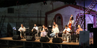 Ολοκληρώθηκε το 7ο Φεστιβάλ Ρεμπέτικου «Η Σύρα του Μάρκου Βαμβακάρη» Ολοκληρώθηκε το 7ο Φεστιβάλ Ρεμπέτικου «Η Σύρα του Μάρκου Βαμβακάρη»