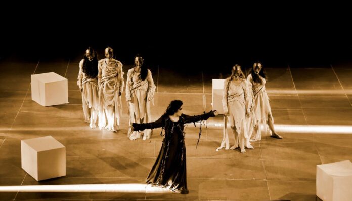 six-women-in-greek-tragedy-ypaithria-theatriki-parastasi-kai-ekthesi-maskas