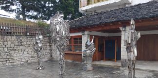 Εγκαινιάστηκε η έκθεση “Άηχοι διάλογοι” του Νίκου και του Γιώργου Χουλιαρά στην Πινακοθήκη Ε. Αβέρωφ στο Μέτσοβο Έκθεση "Άηχοι διάλογοι" στην Πινακοθήκη Ε. Αβέρωφ