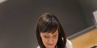 Μια ζωή σε 334 σελίδες: Η Κατερίνα Λυμπεροπούλου συνομιλεί με τη μνήμη και τη δημοσιογραφία