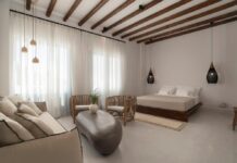 Andros Moments Suites: Ένα εκλεκτικό καταφύγιο στο Μπατσί Andros Moments Suites: An Eclectic Hideaway in Batsi