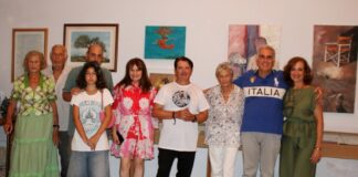 Εγκαινιάστηκε και συνεχίζεται η ομαδική έκθεση εικαστικών έργων στη συλλογή της Villa Ροδόπη Art του Κώστα Ευαγγελάτου στο Αργοστόλι